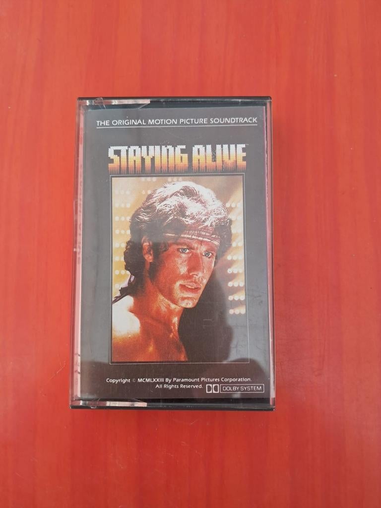 Staying Alive soundtrack cassette, Gebruikt, Filmmuziek en Soundtracks, 1 bandje, Ophalen of Verzenden