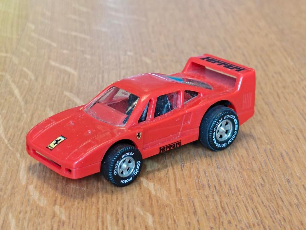 Darda Ferrari F40 ROOD, Hobby en Vrije tijd, Modelauto's | Overige schalen, Ophalen of Verzenden, Zo goed als nieuw, Auto