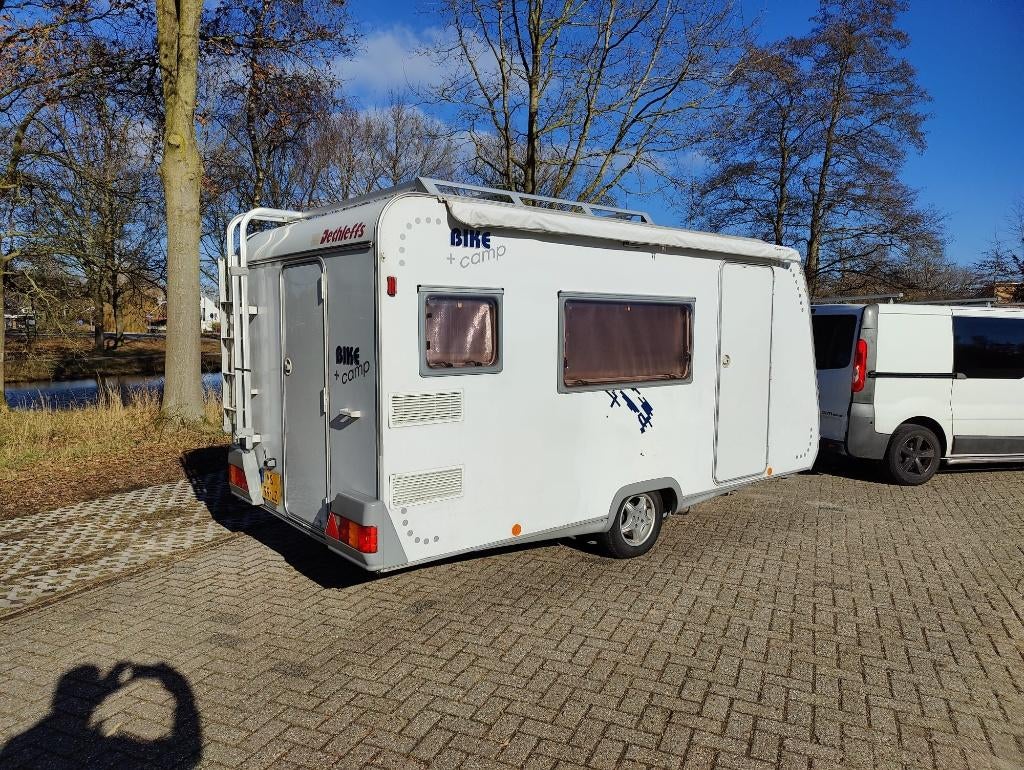 UNIEK: Dethleffs Bike & Camp XXL garage + 2 deuren | Airco, Caravans en Kamperen, Caravans, Hefbed, Treinzit, 750 - 1000 kg, Particulier