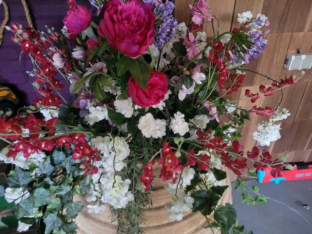 Grote griekse pot met kunstbloemen., Ophalen, Volle zon