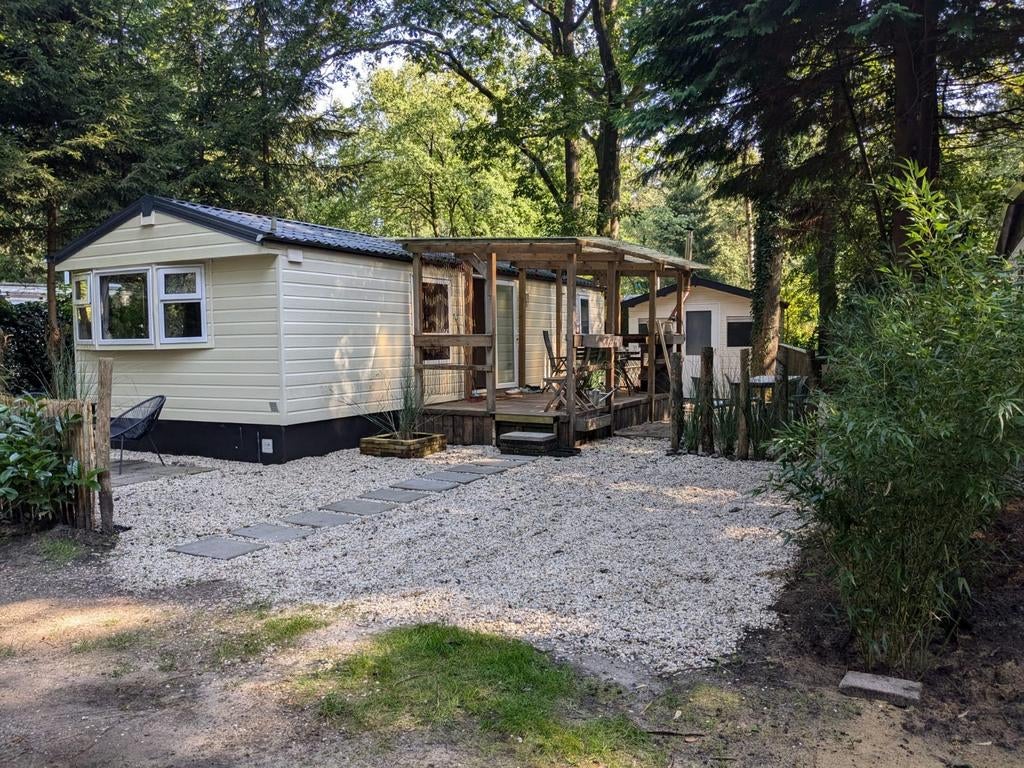 Instapklaar boschalet met veranda & buitenhaard in Gorssel |, Caravans en Kamperen, Tot en met 3