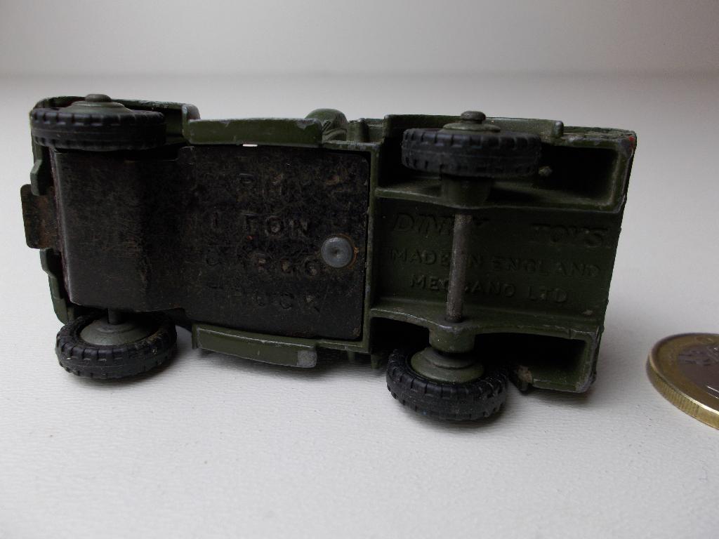 1954 Dinky Toys 641 ARMY 1 TON CARGO TRUCK + 4 SOLDIERS! (V), Ophalen of Verzenden, Zo goed als nieuw, Auto, Dinky Toys