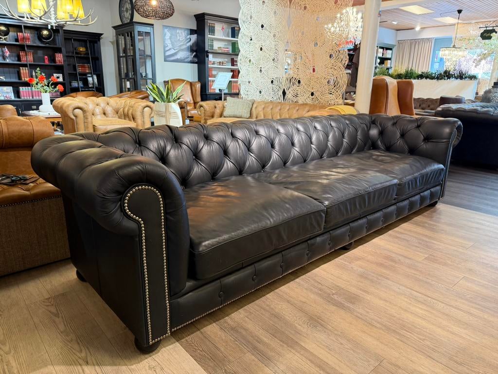 Stoere grote XXL chesterfield 4 a 5 zits bank Zwart, Ophalen of Verzenden