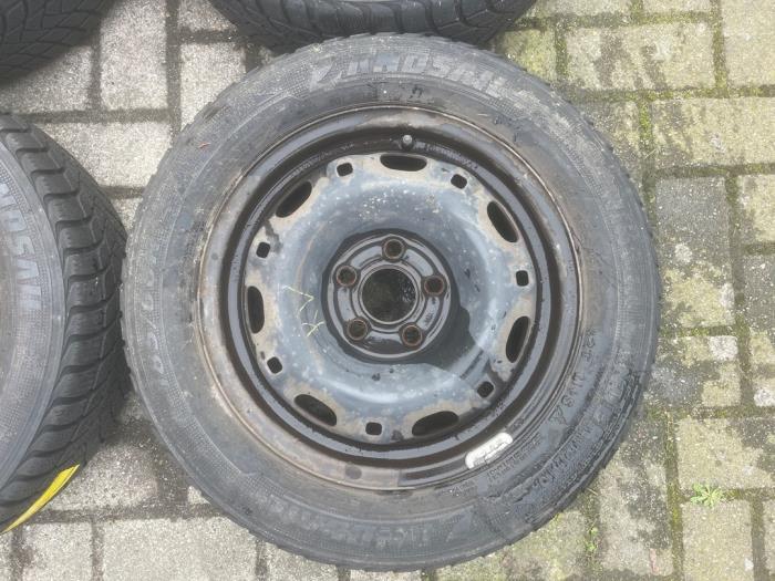 Velgen set + winterbanden van een Volkswagen Polo, Gebruikt, -, Verzenden, -