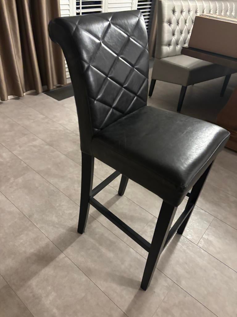 Zwarte barstoel met rvs handgreep, Ophalen, Met voetsteun, Leer, Zo goed als nieuw