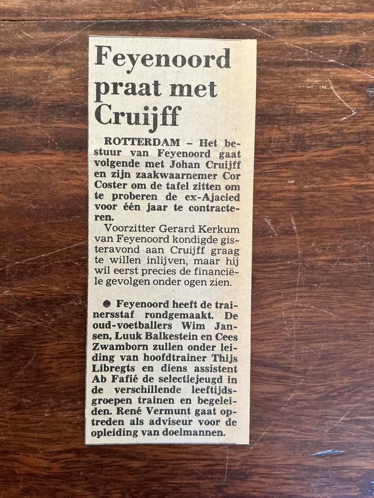 Voetbal krantenartikel Feyenoord praat met Cruijff mei 1983, Ophalen of Verzenden, Knipsel(s)