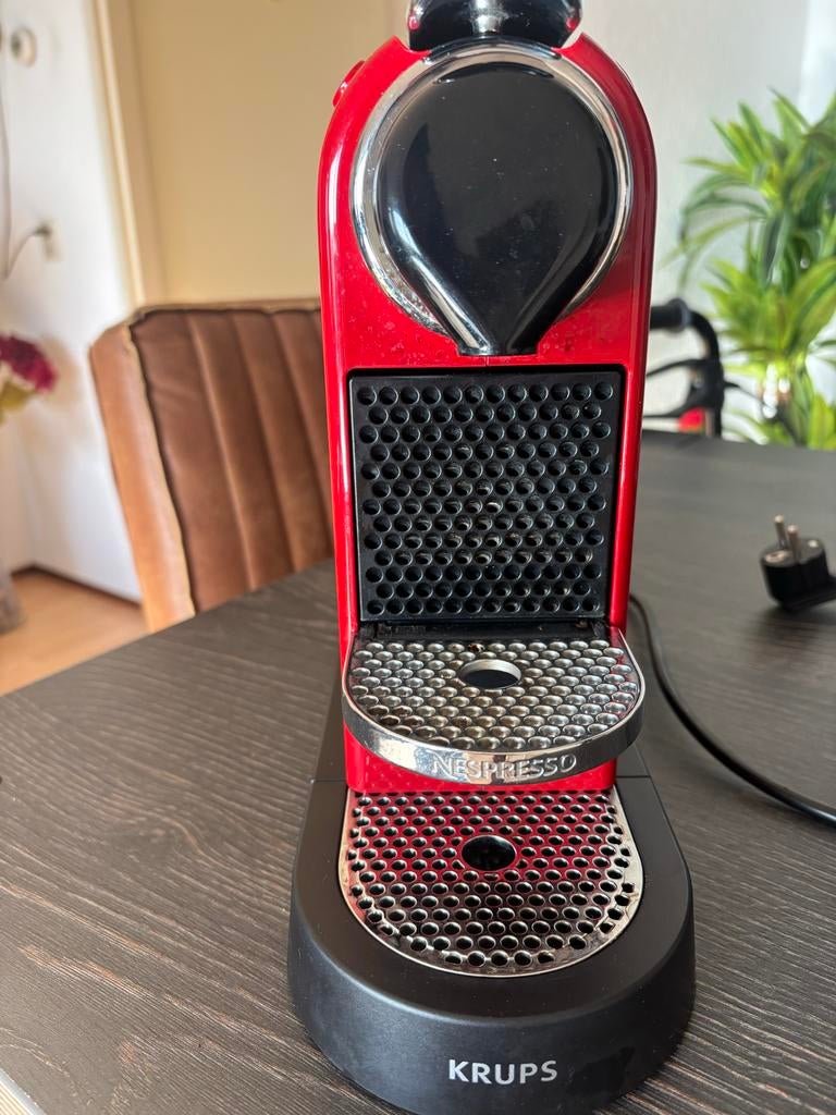 Rode Nespresso Krups koffiezetapparaat, Witgoed en Apparatuur, Koffiezetapparaten, Ophalen, Gebruikt, Espresso apparaat, Koffiepads en cups