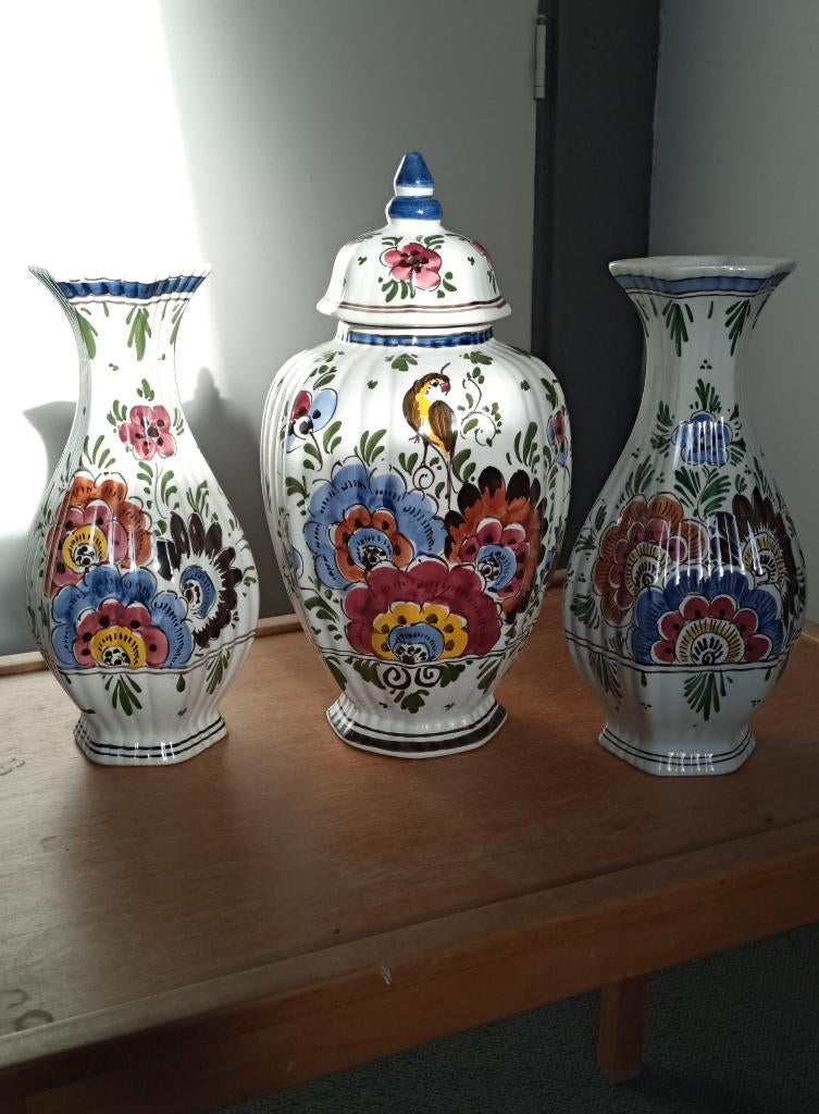 3- DELIG - KASTSTEL - DELFTS - HAND PAINTED, Huis en Inrichting, Woonaccessoires | Vazen, Gebruikt, Overige kleuren, Aardewerk of Porselein