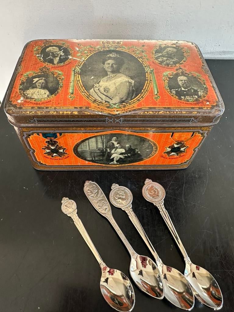 Antiek blik Wilhelmina + 4 verzilverde lepeltjes1 koop, Ophalen of Verzenden, Gebruikt, Thee