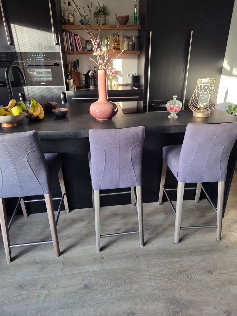 3 barkrukken - Grijs met houten poten, Huis en Inrichting, Ophalen of Verzenden, Zo goed als nieuw, 90 cm of meer, 3 krukken