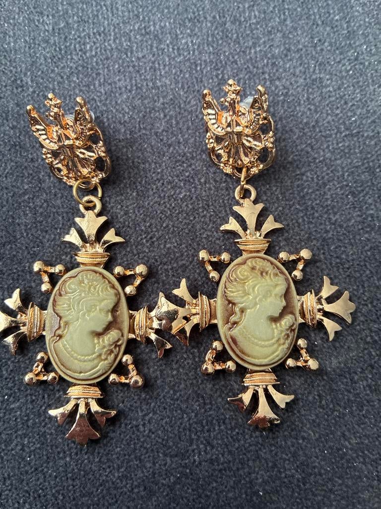 Gouden oorbellen met camee-achtige afbeelding, Overige materialen, Ophalen of Verzenden, Goud, Hangers