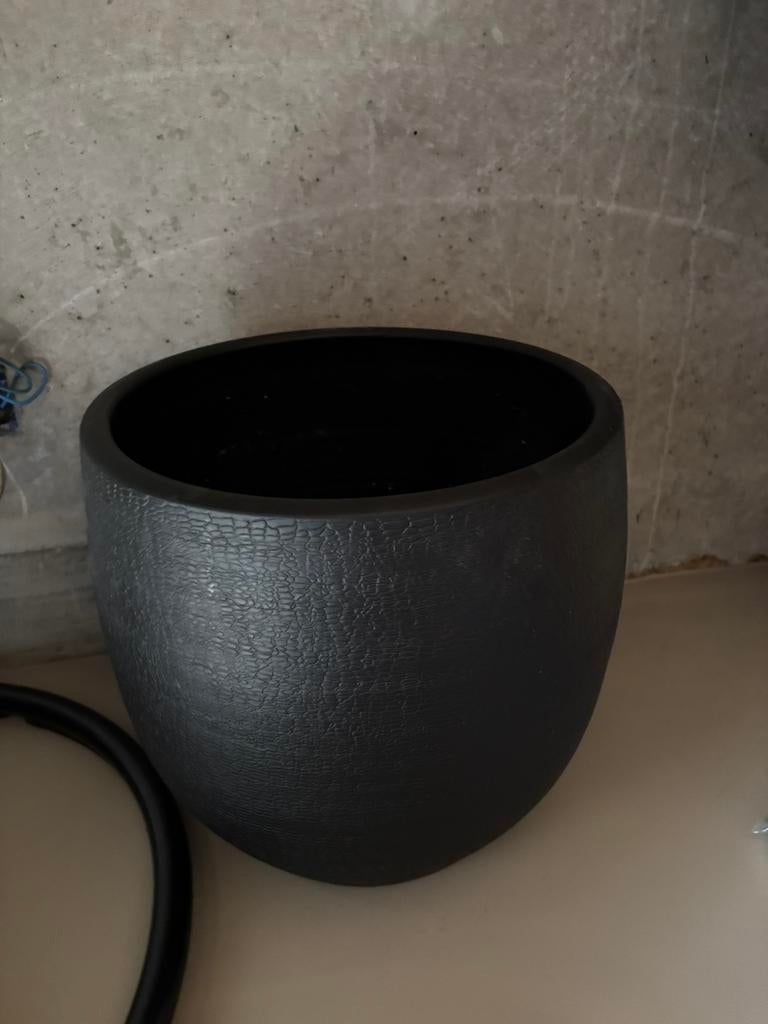 Pot / Plantenpot / bloempot zwart, Ophalen, Zo goed als nieuw, Rond, Aardewerk