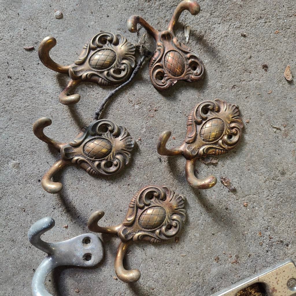 Schuurvondst diverse haken en scharnieren, Ophalen of Verzenden