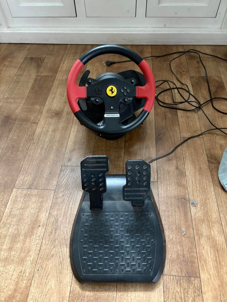 Thrustmaster Ferrari Racestuur + Pedalen – Xbox/F1/Forza, Spelcomputers en Games, Spelcomputers | Sony PlayStation Consoles | Accessoires