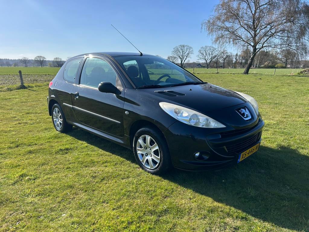 Peugeot 206+ 1.4 3D 2010 Zwart  Nieuwe Apk, Auto's, Voorwielaandrijving, Stof, 4 cilinders, Zwart