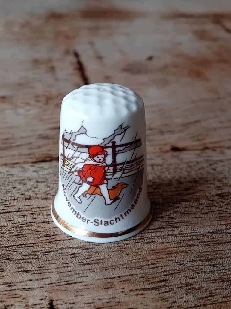 Vingerhoedjes verzamelen november van goor vingerhoedje, Verzamelen, Ophalen of Verzenden, Zo goed als nieuw