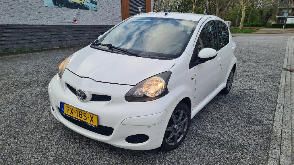 Toyota Aygo | 5 deurs | 2010 | Wit | APK t/m oktober 2026, Auto's, Stof, 4 stoelen, Handgeschakeld, Grijs