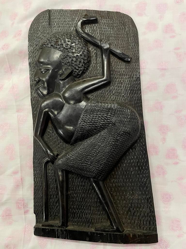 Afrikaanse wanddecoratie: Gebeeldhouwde manfiguur, Antiek en Kunst, Kunst | Niet-Westerse kunst, Ophalen of Verzenden