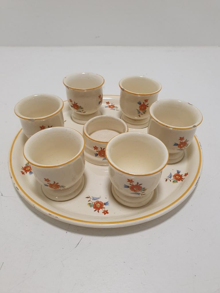 Aardenwerken eierdopjes op bord., Diversen, Pasen, Gebruikt, ., Ophalen of Verzenden, .