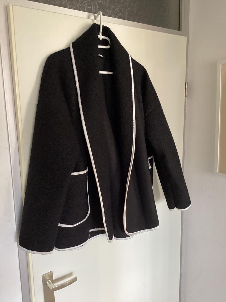 Bouclé jasje/vestje /blazer zwart witte details mt46, Ophalen of Verzenden, Zo goed als nieuw, Zwart, Jasje of Colbert