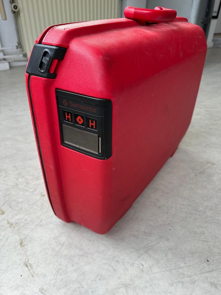 Rode samsonite koffer, in prima staat. Afm: 40x52x18 (hxbxd), Gebruikt, Hard kunststof, 45 tot 55 cm, Ophalen of Verzenden