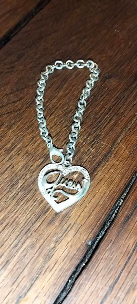 Zilverkleurig armbandje Guess
Met strass steentjes, Sieraden, Tassen en Uiterlijk, Armbanden, Overige materialen, Gebruikt, .