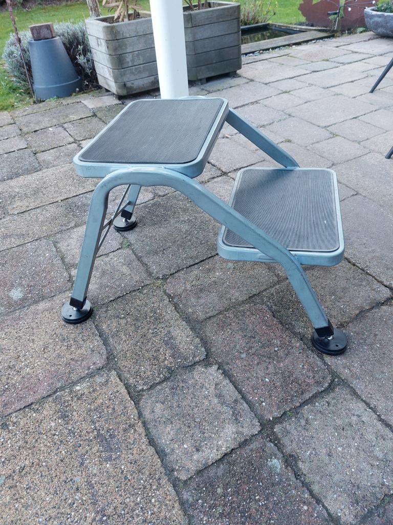 Twee-treeds trapje, Ophalen