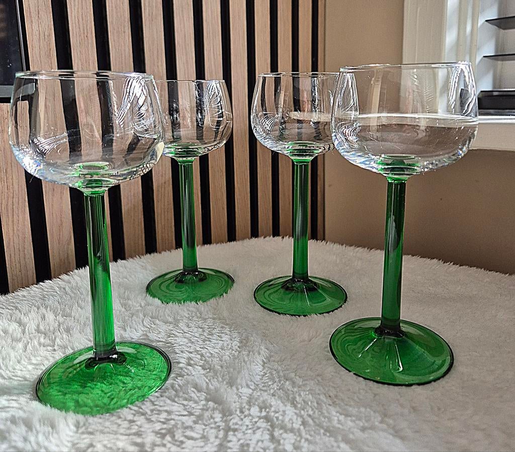 4 Luminarc Elzas wijnglazen op groene voet, Ophalen of Verzenden, Zo goed als nieuw, Overige typen