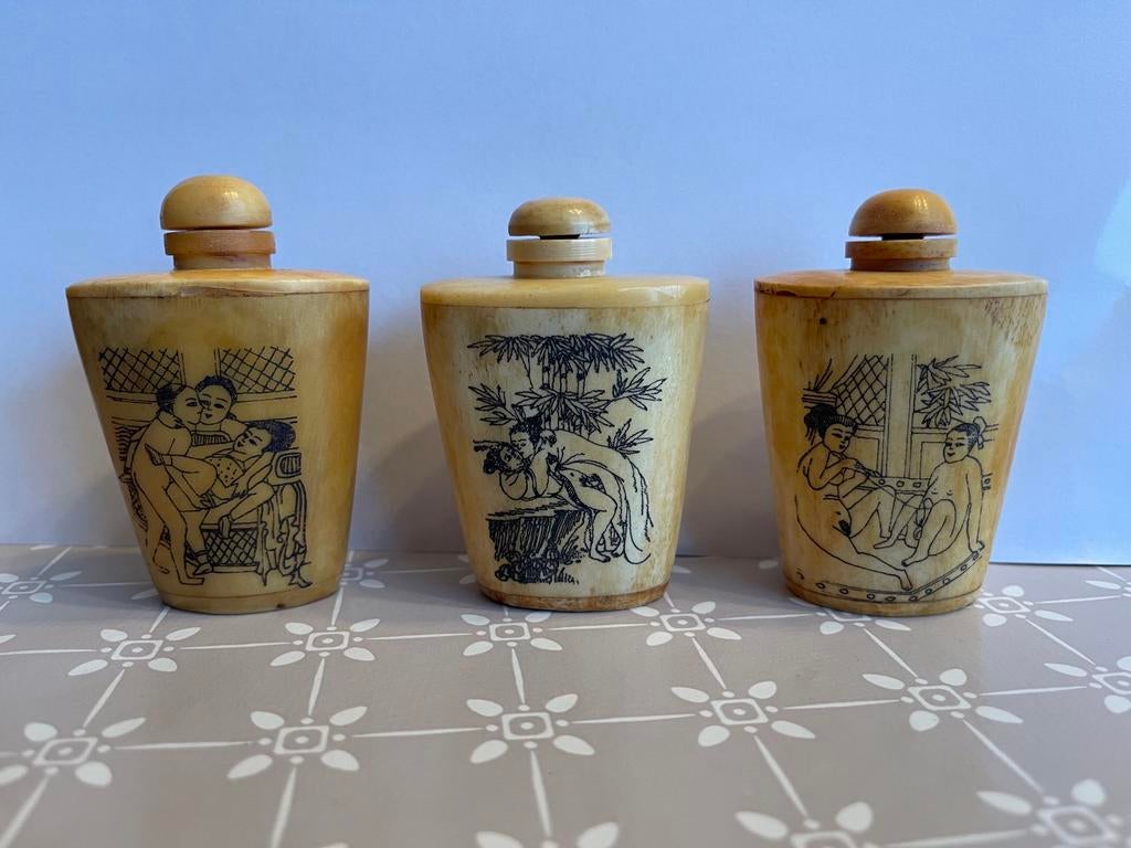3 erotische Chinese snuifflesjes, ca 1900-1940, Ophalen