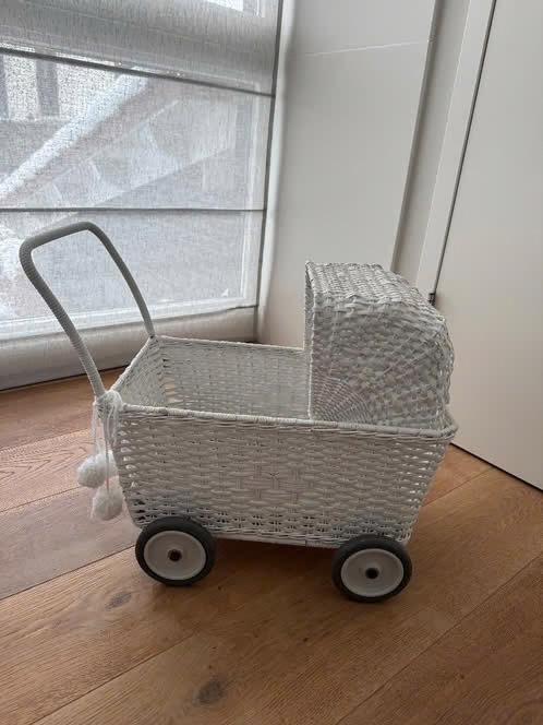 Olli Ella Rotan poppenwagen wit, Kinderen en Baby's, Speelgoed | Poppen, Ophalen, Zo goed als nieuw, Overige typen