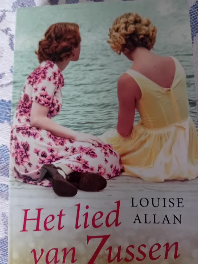 Louise Allan- Het Lied van Zussen, Boeken, Romans, Zo goed als nieuw, Ophalen of Verzenden