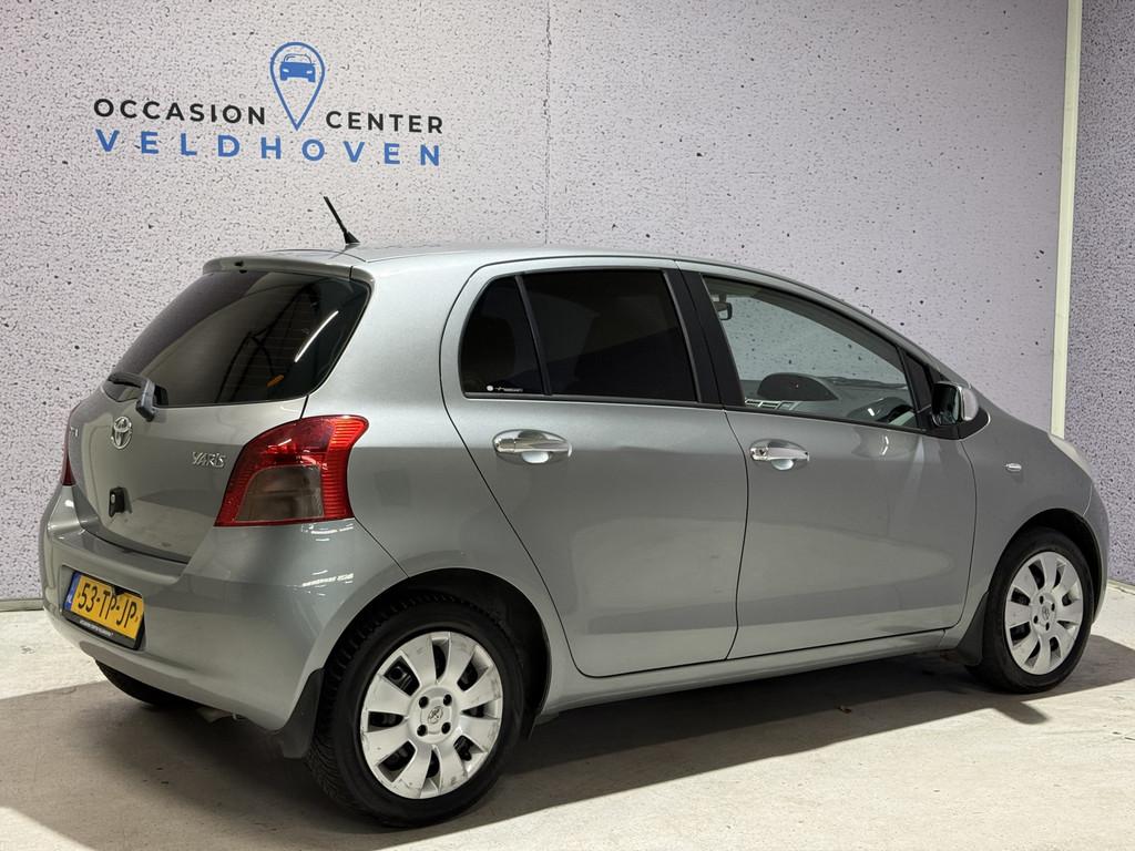 Toyota Yaris 1.3 VVTi Sol // AIRCO // CARPLAY // CAMERA, Stof, Zwart, 4 cilinders, 995 kg