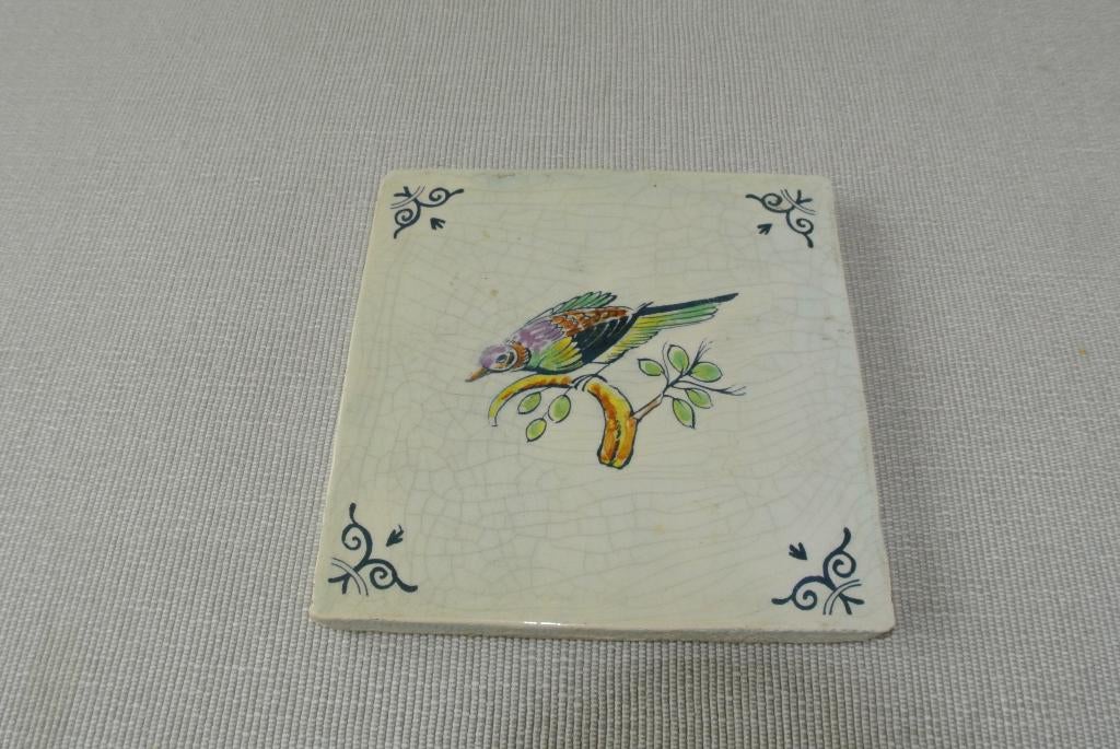 Polychroom tegel met vogel, craquelé, Antiek en Kunst, Ophalen of Verzenden