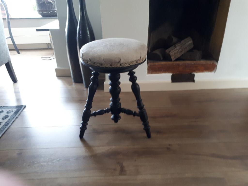 Mooie oude pianokruk., Ophalen