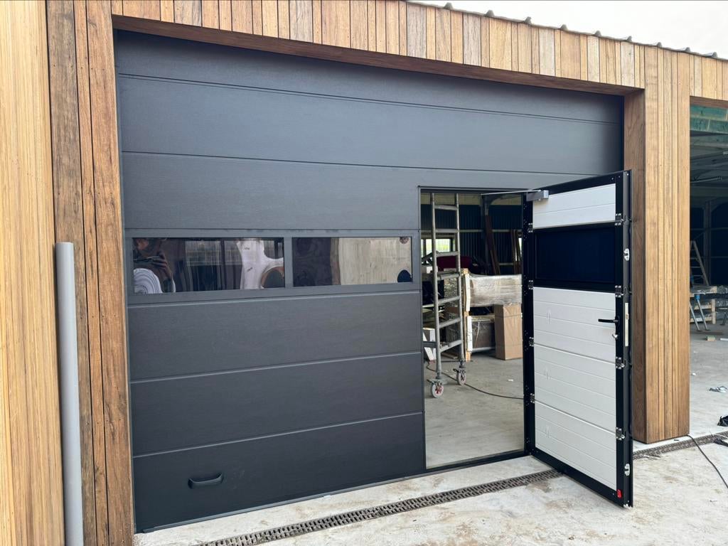 Zwarte garagedeuren op maat gemaakt. Montage demontage, Ophalen of Verzenden, Glas, Garagedeur
