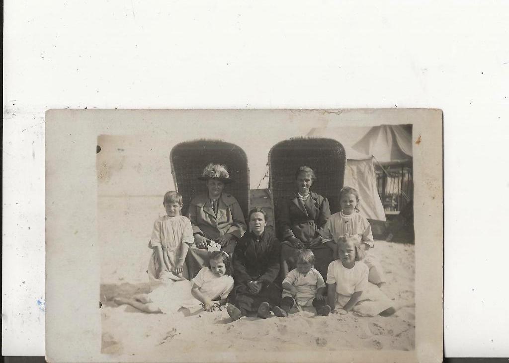 Ter Heyde aZee Familie poseert in en voor badstoel Fotokaart, Verzenden, 1920 tot 1940, Ongelopen, Zuid-Holland