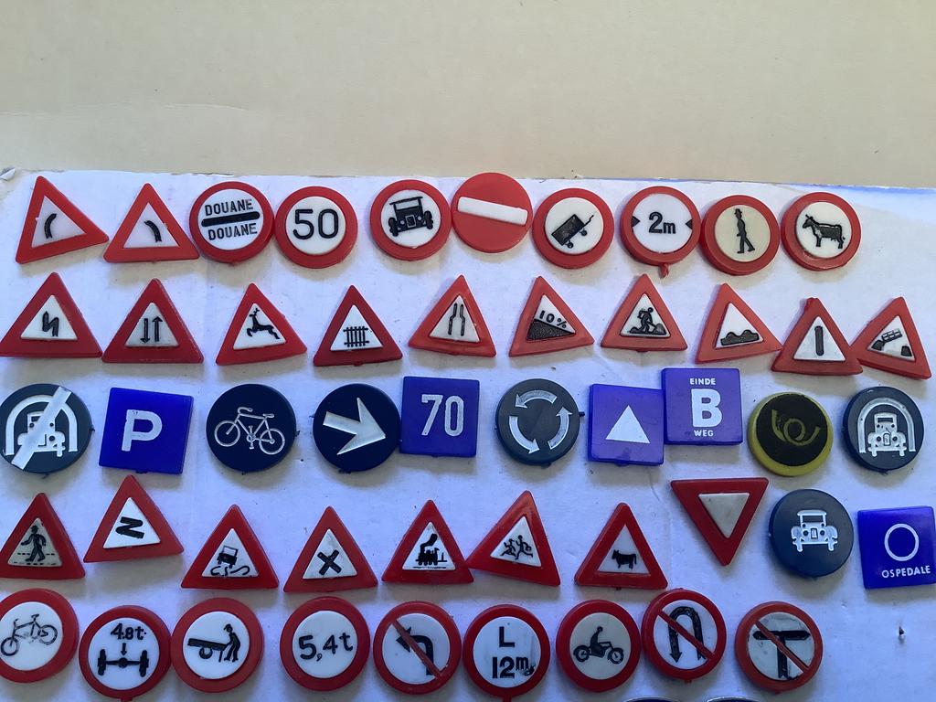 49 speldjes plastic verkeersborden, Ophalen of Verzenden, Zo goed als nieuw, Overige onderwerpen