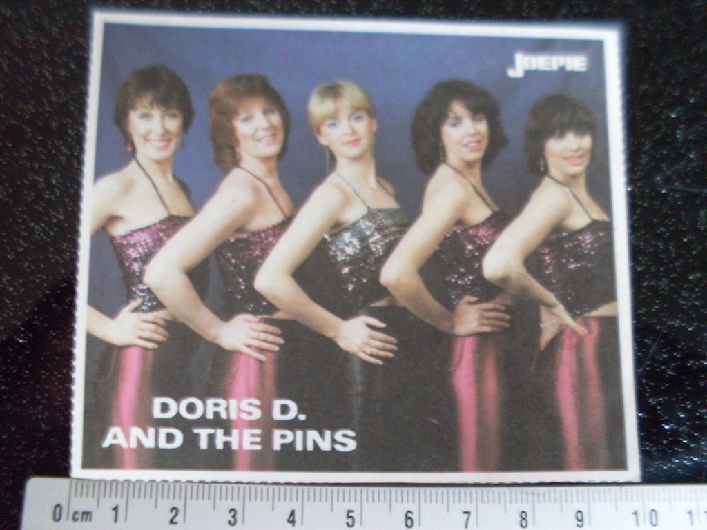 sticker Doris D. and the pins joepie logo, Verzamelen, Verzenden, Zo goed als nieuw, Film, Tv of Omroep