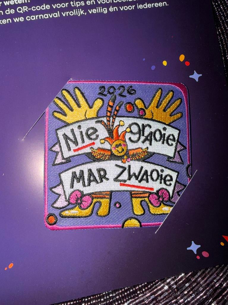 Carnavals Patch - Nie Graoie Mar Zwaoie, Ophalen of Verzenden, Nieuw, Feestartikel, Carnaval