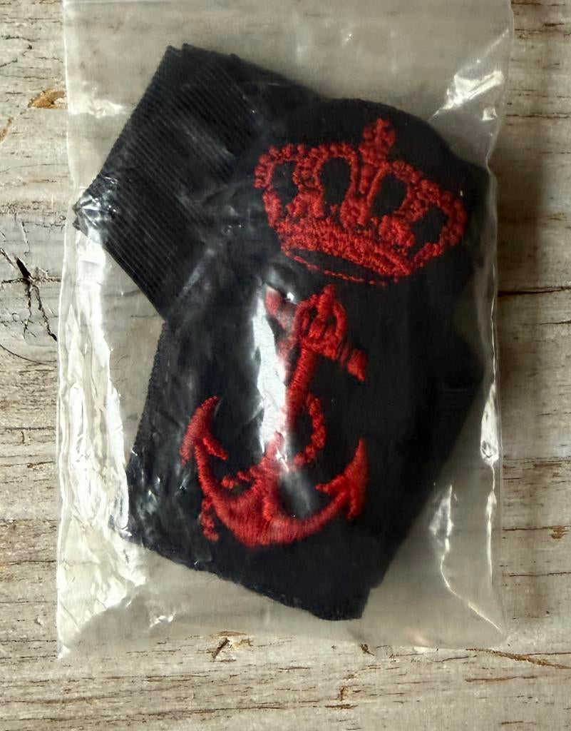 Marine Pet Embleem met Band -4, Verzamelen, Militaria | Algemeen, Ophalen of Verzenden, Marine, Nederland, Embleem of Badge