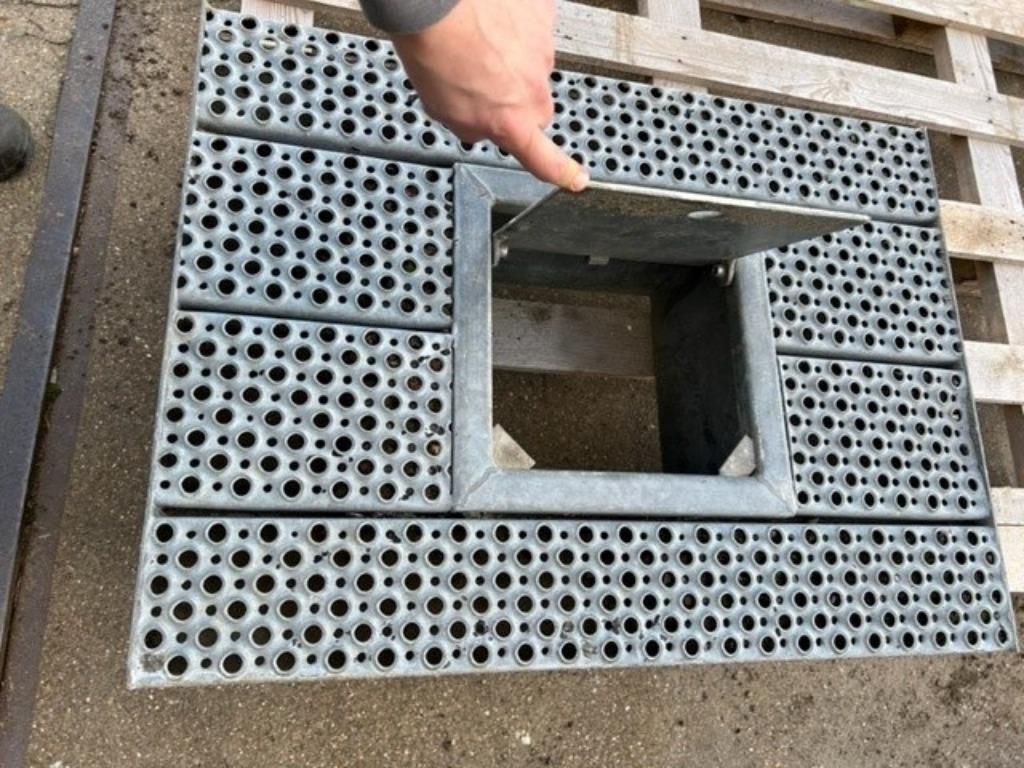 2049. Rooster met deksel / put / grondput / afsluiter, Ophalen, Gebruikt