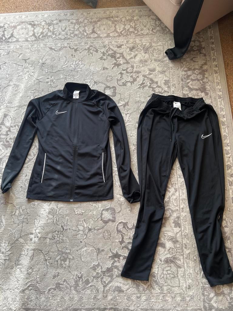 Nike Dames Trainingspak Zwart - Maat M, Nieuwstaat, Kleding | Dames, Sportkleding, Maat 38/40 (M), Zwart, Overige typen, Ophalen of Verzenden