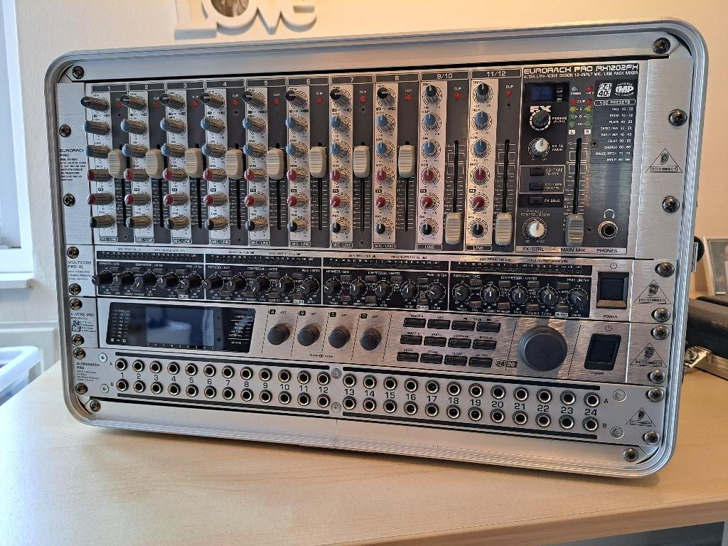 Voor kleine band: mixer, reverb, compressor, patchpanel., Ophalen, Zo goed als nieuw, 10 tot 20 kanalen, Microfooningang