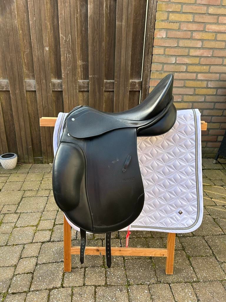 Z.g.a.n. Passier Corona 2 dressuurzadel 17,5 inch M-boom, Dieren en Toebehoren, Paarden en Pony's | Zadels, Ophalen, Zo goed als nieuw