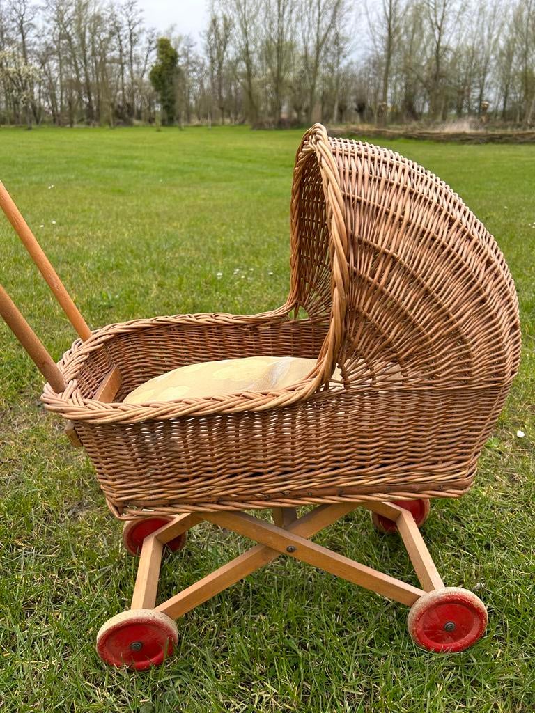 Vintage rieten poppenwagen met houten onderstel, Kinderen en Baby's, Speelgoed | Overig, Ophalen, Gebruikt, Meisje