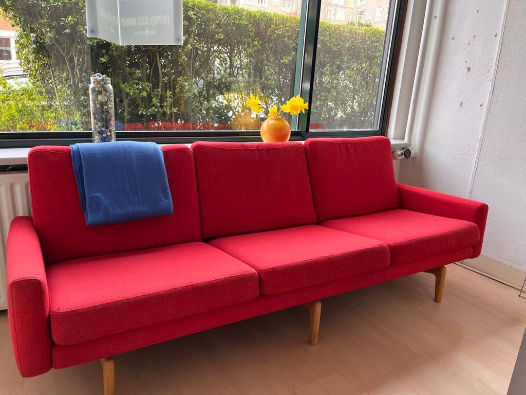 Rode 3-zits bank – Scandinavisch design – houten poten, Antiek en Kunst, Kunst | Designobjecten, Ophalen