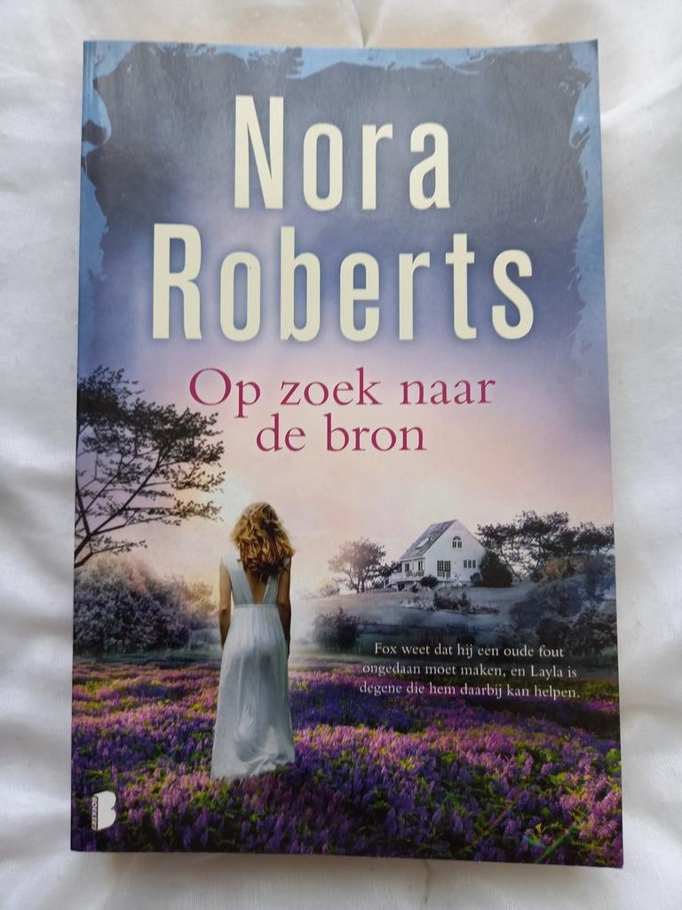 h7 Nora Roberts - Op zoek naar de bron, Ophalen of Verzenden, Gelezen, Nora Roberts, Wereld overig
