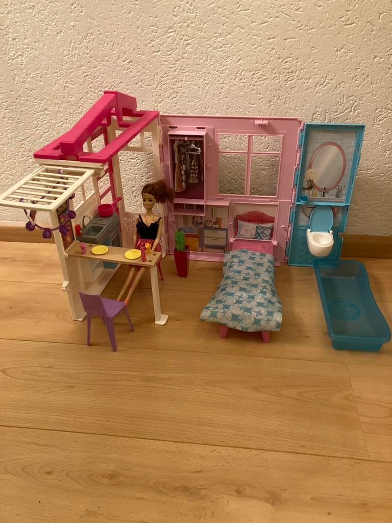 Compleet barbiehuis, winkel, scooter en paarden, Ophalen of Verzenden, Zo goed als nieuw, Poppenhuis