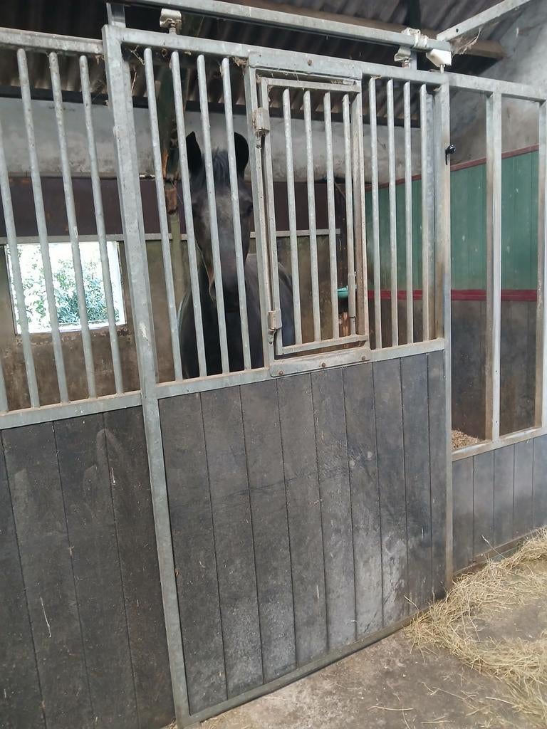 Schuifdeur paardenstal met Luik