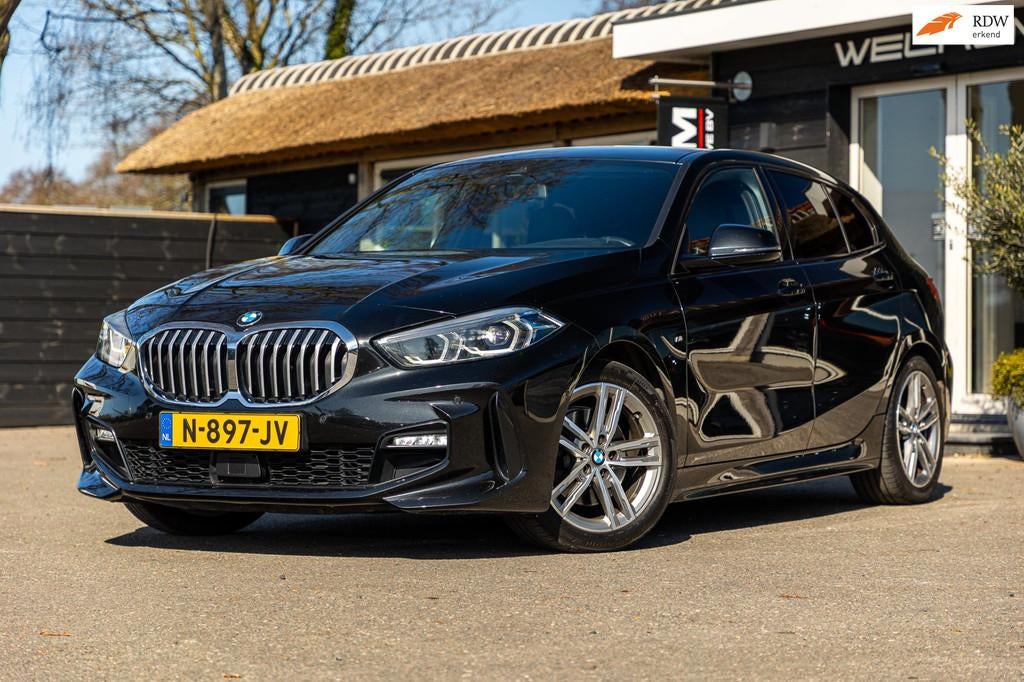 BMW 1-serie 118i High Executive M-Sport I Led I Live Cockpit, Auto's, Gebruikt, Leder en Stof, Zwart, Bedrijf